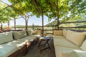 Podere Castiglioncello   Terrazza con tavoli e divani (6)
